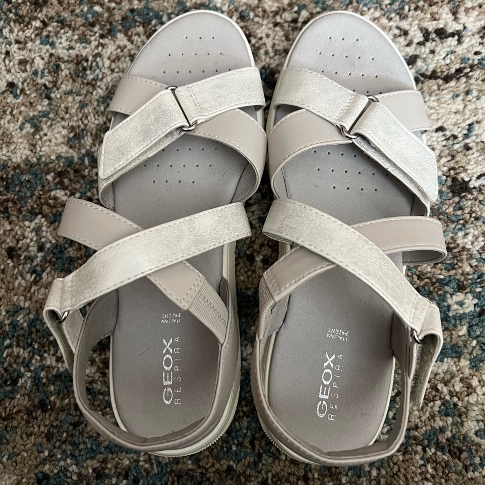 GEOX Women's Light Gray Cross-Strap Sandals Size 8